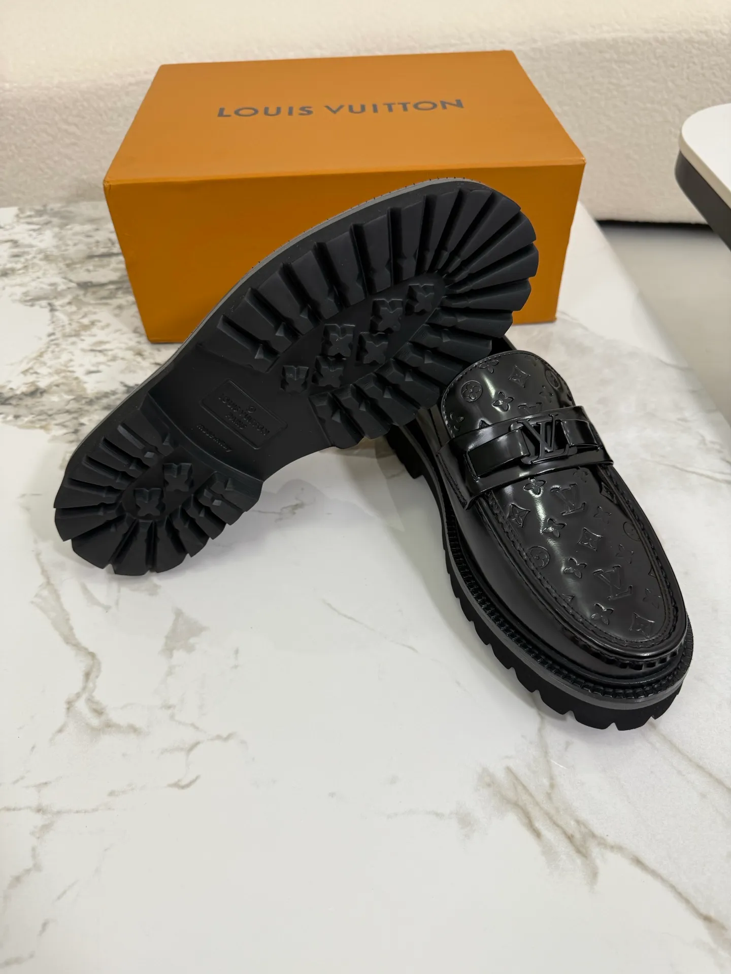 [L Family] Top P: 800💰 ▪️Size: 39-44 (38.45 custom-made) The top male god leather shoes Lv series are sold at the same time with original factory configuration, original cowhide fabric imported from Italy, soft and comfortable, imported water-dyed cow lining, soles: original ultra-light French foam outsole super comfortable, original factory with single goods 🔍🔍high quality, can be entered and exited at will, welcome to compare and synchronize.